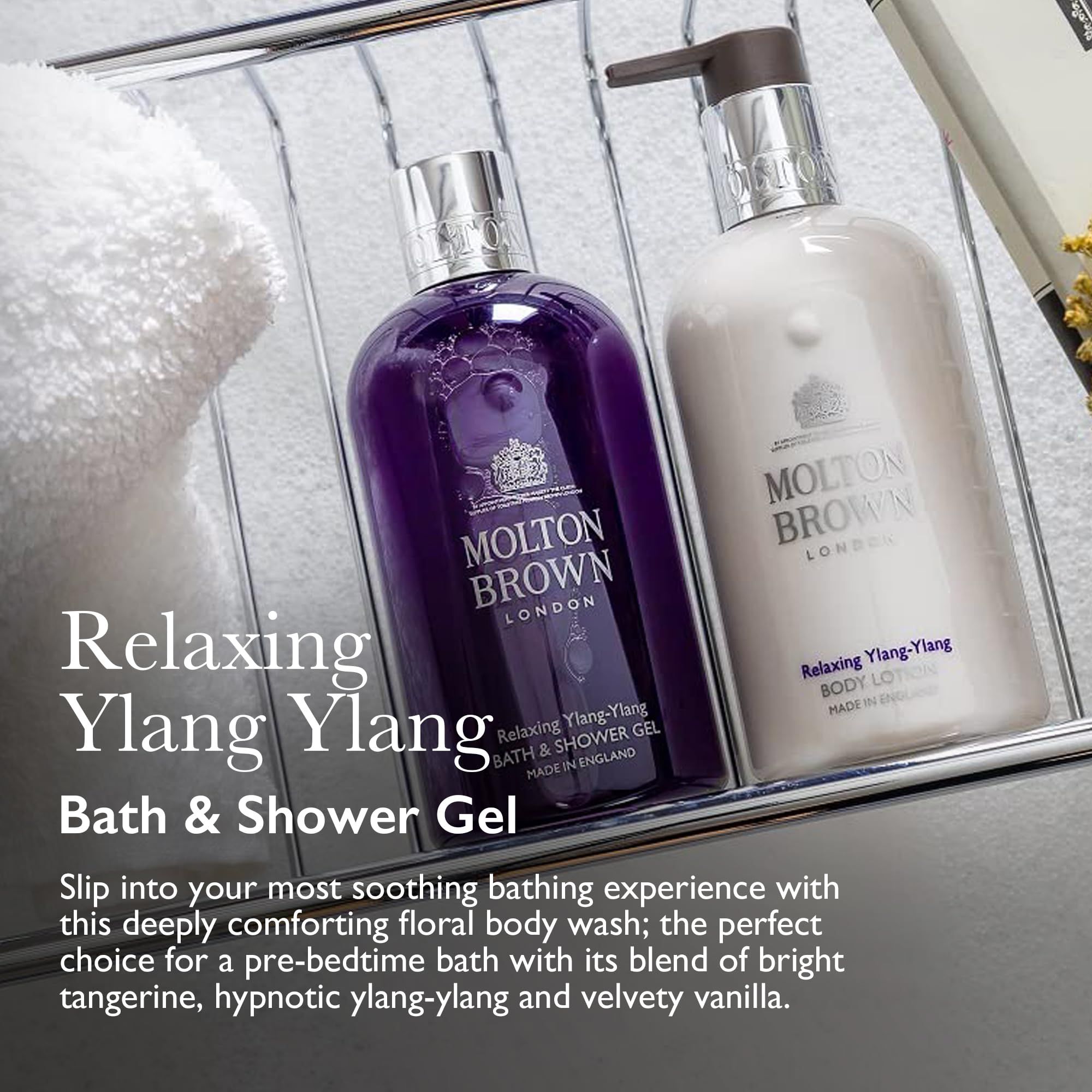 Due bottiglie in un supporto metallico. Scritta: Molton Brown London, Relaxing Ylang Ylang, Gel doccia e bagno.