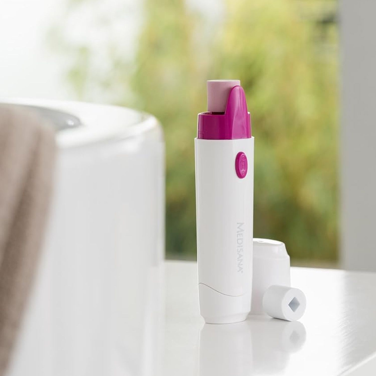 Dispositivo bianco con dettagli viola e accessori su una superficie bianca.