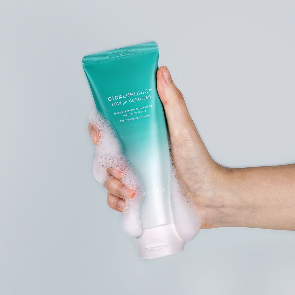 Tubo e schiuma su sfondo chiaro. Scritta: Cicaluronic Low pH Cleanser. Marchio Mizon. Per pelli sensibili.