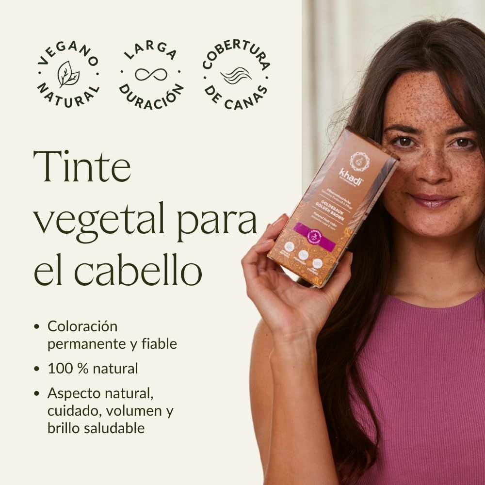 Donna tiene una scatola di Khadi. Testo: Tinte vegetal para el cabello.
