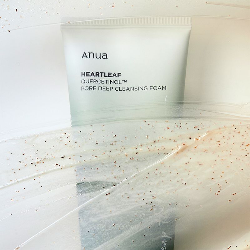 Tubo con nome del prodotto. Pellicola trasparente con piccole particelle. Nome del prodotto: Heartleaf Quercetinol Pore Deep Cleansing Foam.