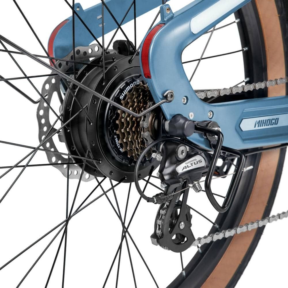 Ruota posteriore di e-bike con cambio Shimano e freno a disco. Componenti e raggi neri.