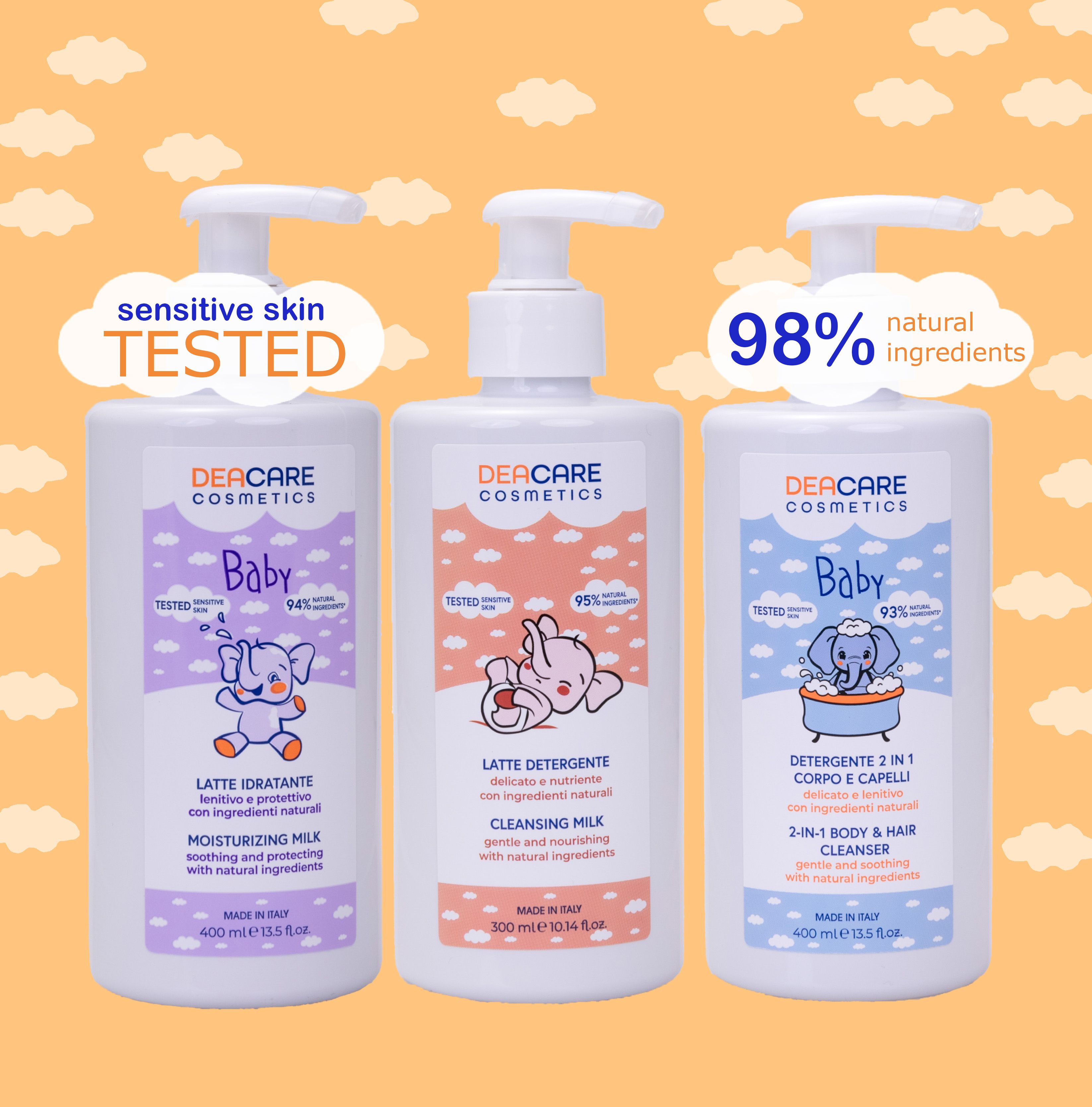Tre prodotti per l'infanzia con dosatore. Scritte: DEACARE, Baby, Latte Idratante, Latte Detergente, Bagno Shampoo. 98% ingredienti naturali.