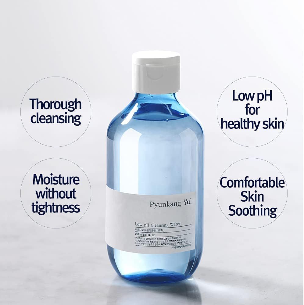 Bottiglia blu con tappo bianco. Testo: Thorough cleansing, Low pH for healthy skin, etc.