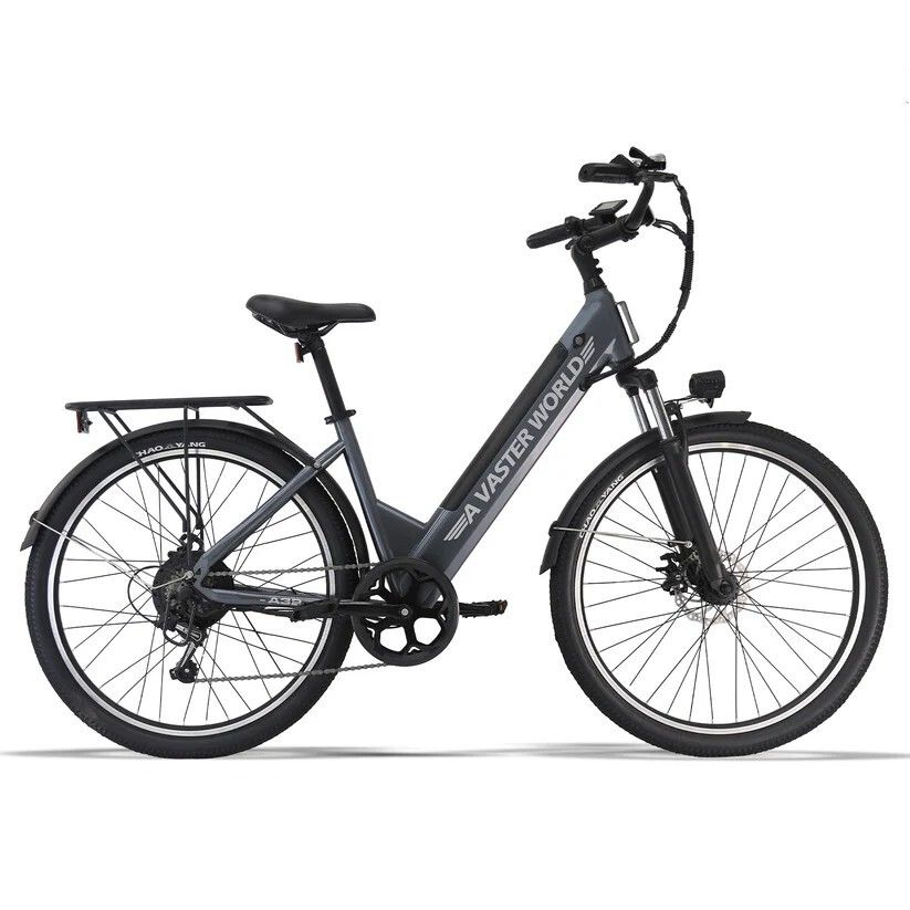 Bicicletta elettrica grigia con telaio nero, portapacchi e parafanghi. Freni a disco, fanali anteriori e posteriori.