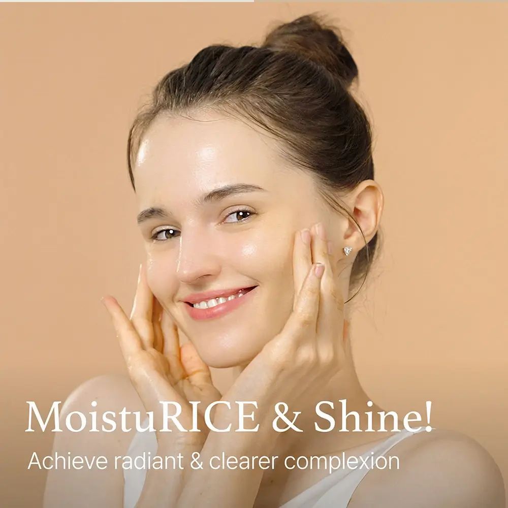 Donna con le mani sul viso. Testo: MoistuRICE & Shine! Ottieni un incarnato radioso.