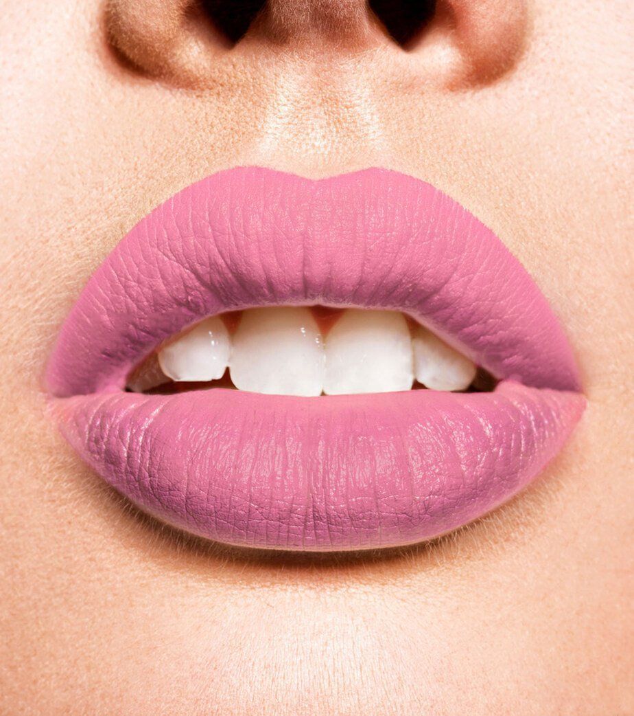 Labbra con rossetto opaco rosa.