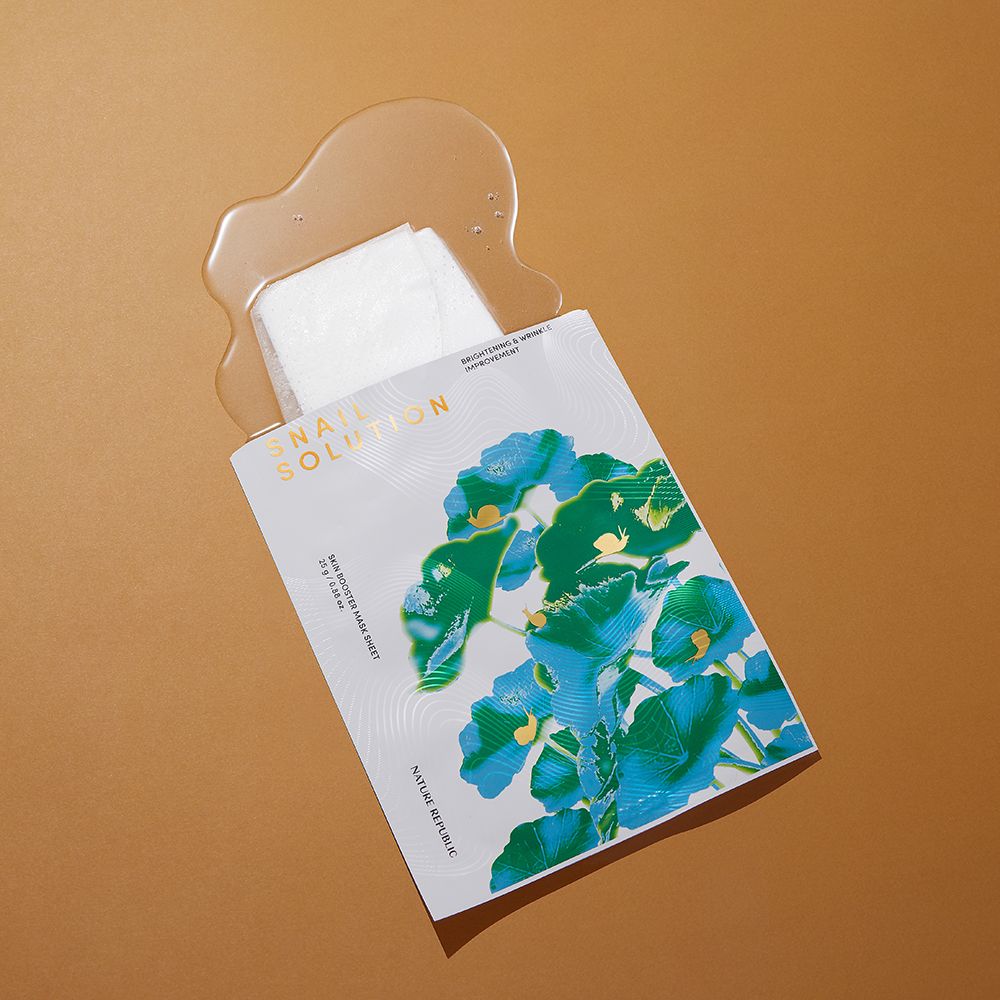 Maschera in tessuto aperta con design floreale e liquido versato. Testo: Snail Solution, Nature Republic.