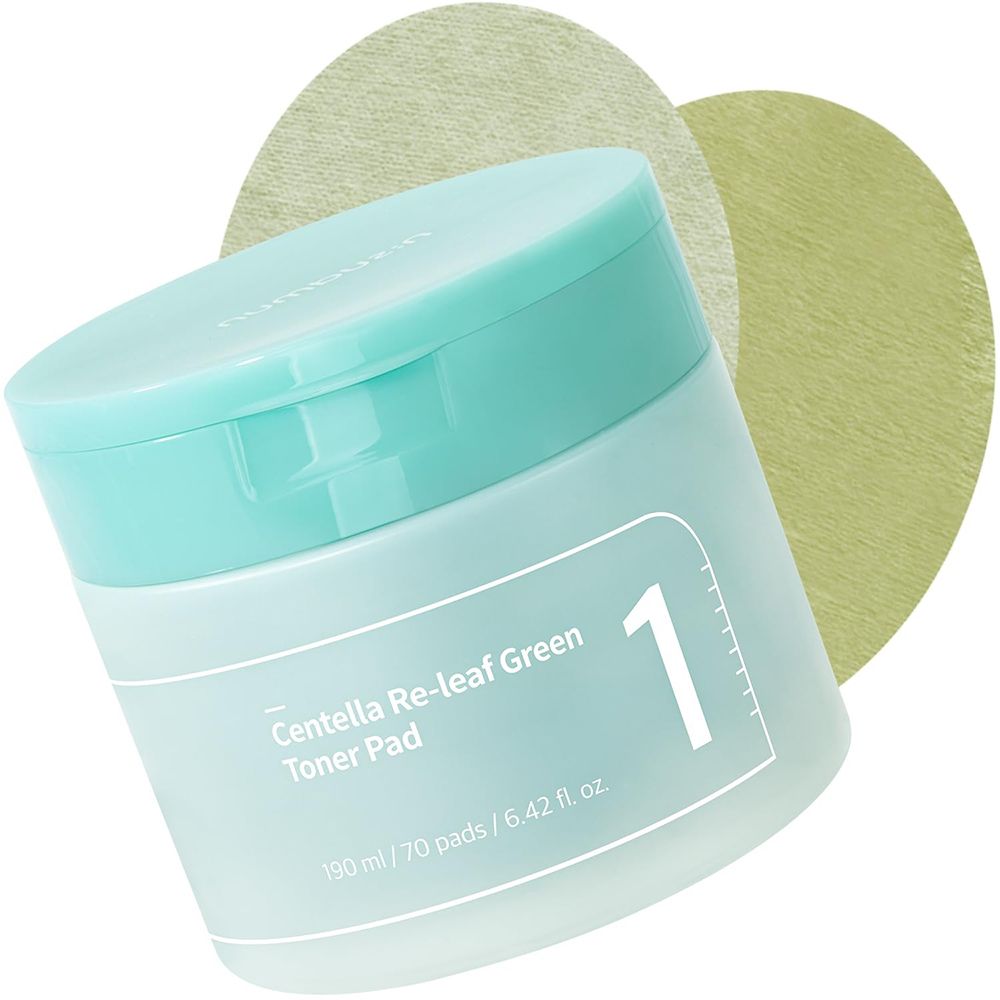 Barattolo verde chiaro con coperchio, leggermente obliquo. Scritta: Centella Re-leaf Green Toner Pad, 1. Due cerchi verdi sullo sfondo.