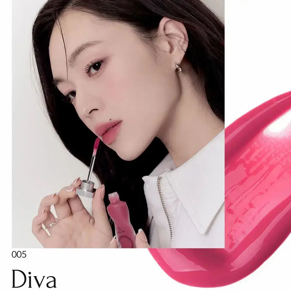 Trucco labbra. Donna applica rossetto. Nome prodotto e tonalità 005 Diva visibili. Flacone con applicatore.