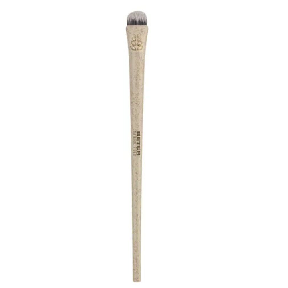 Pennello per ombretto beige con manico chiaro e setole scure. Il manico presenta un marchio.