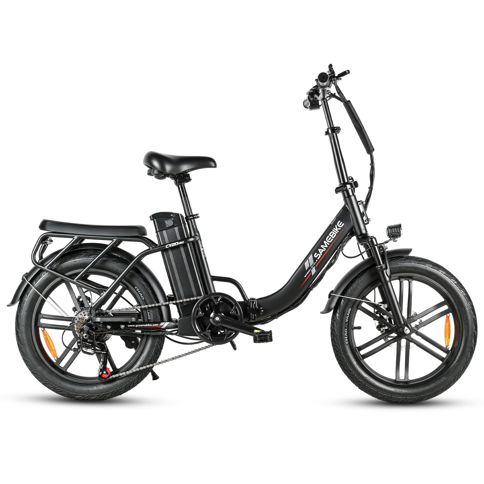 Bicicletta elettrica nera. Portapacchi, parafanghi, faro e batteria visibili. Marchio: SAMEBIKE.