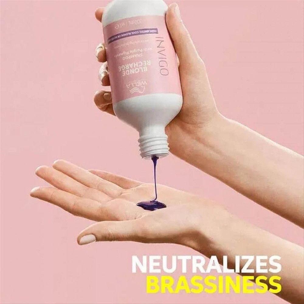 Mani che tengono un flacone di shampoo, liquido viola che cola. Testo: Neutralizes Brassiness.