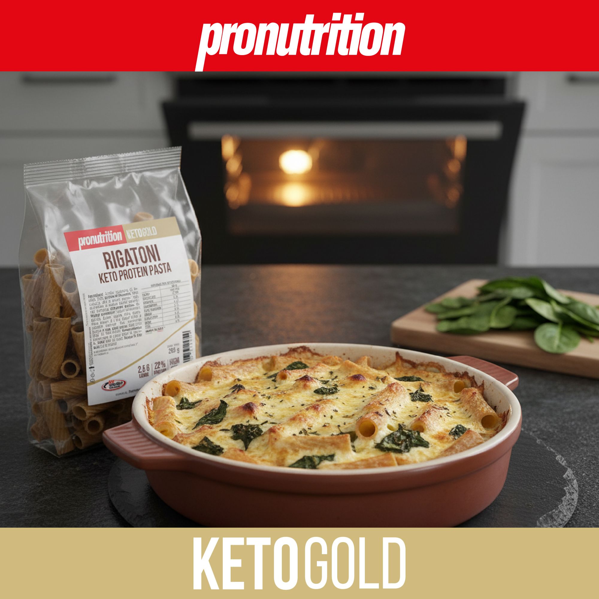Pirofila con rigatoni al forno. Sullo sfondo una confezione di pasta. Scritta: KetoGold.