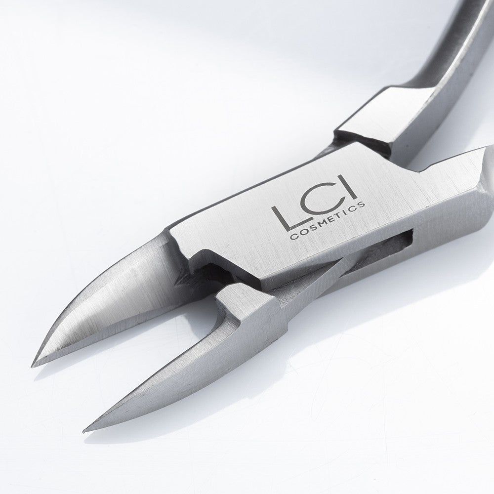 Primo piano del tronchese. Colore metallo. Logo LCI Cosmetics visibile.