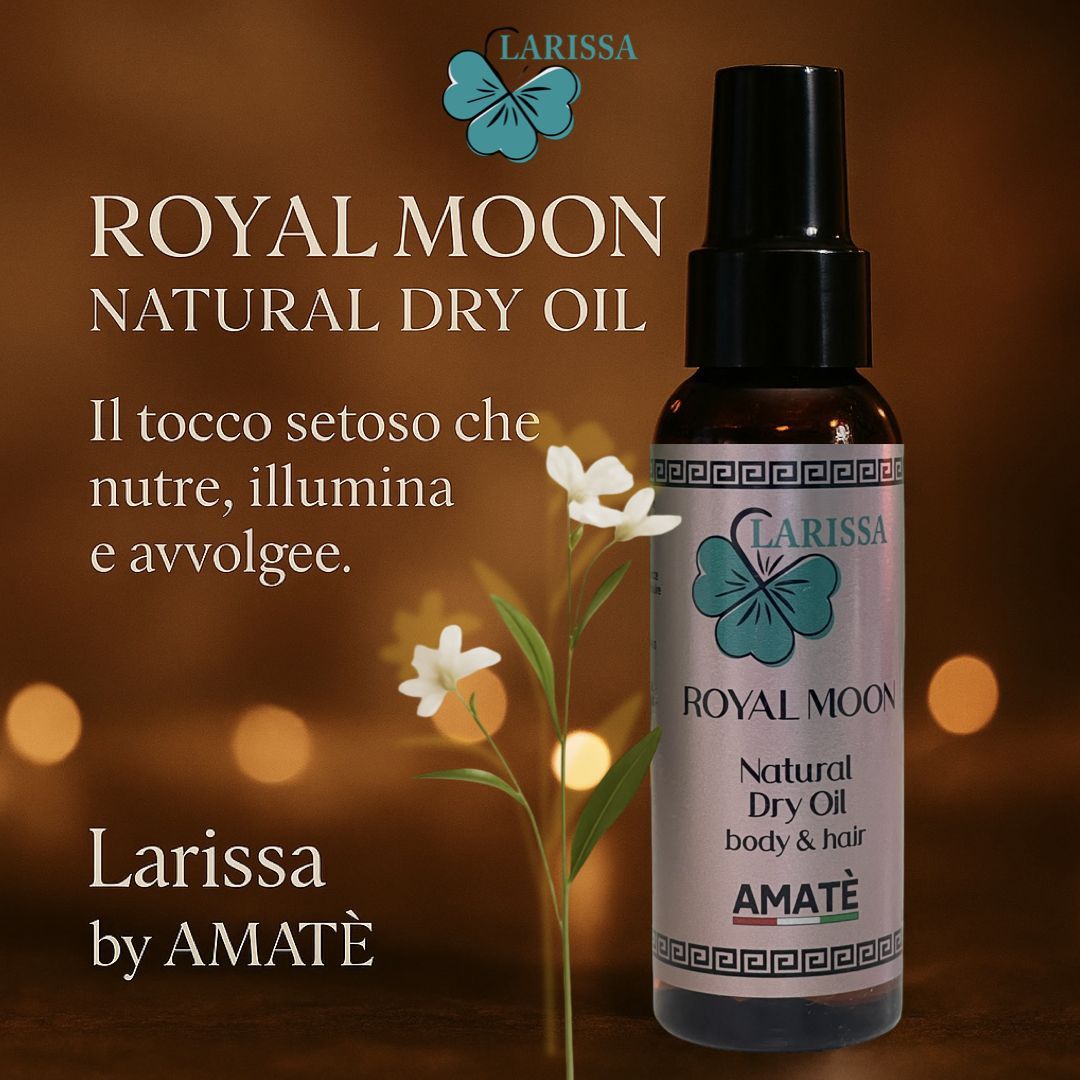 Flacone di prodotto su sfondo sfocato. Testo: Royal Moon, Natural Dry Oil, Larissa by Amatè.