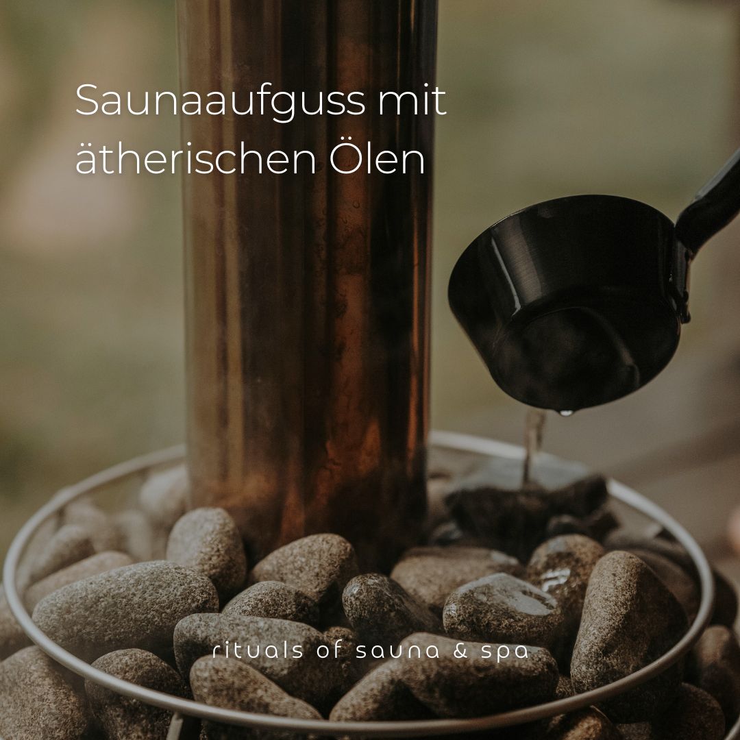 Infusione per sauna con oli essenziali. Un mestolo nero versa liquido su pietre calde.