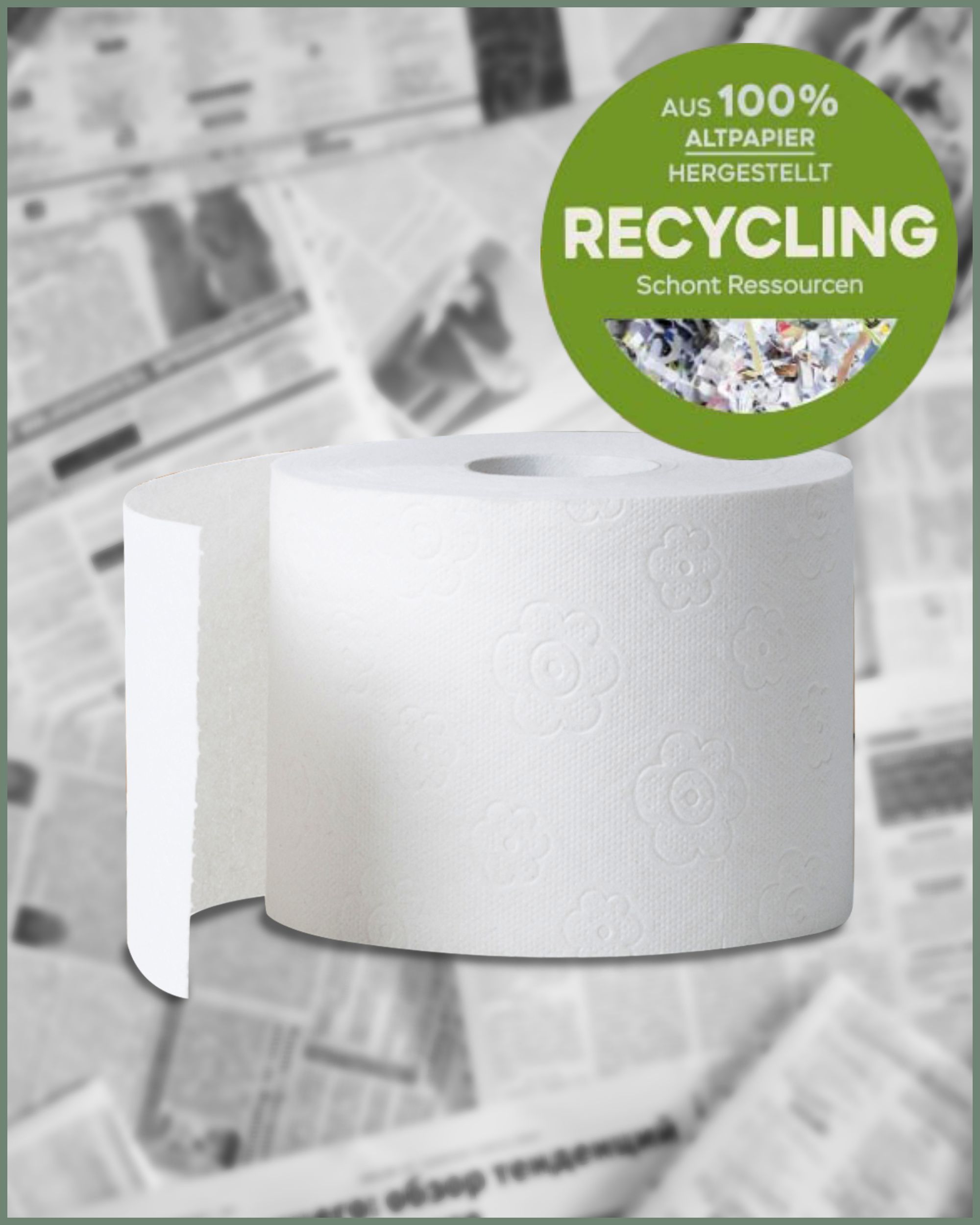 Rotolo di carta igienica con logo riciclo. Logo verde e bianco con testo. Sfondo con ritagli di giornale.