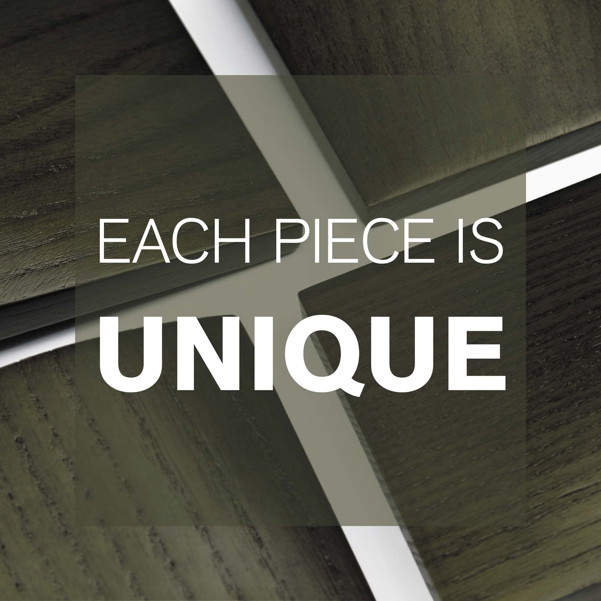 Pezzi di legno quadrati. Scritta: EACH PIECE IS UNIQUE.