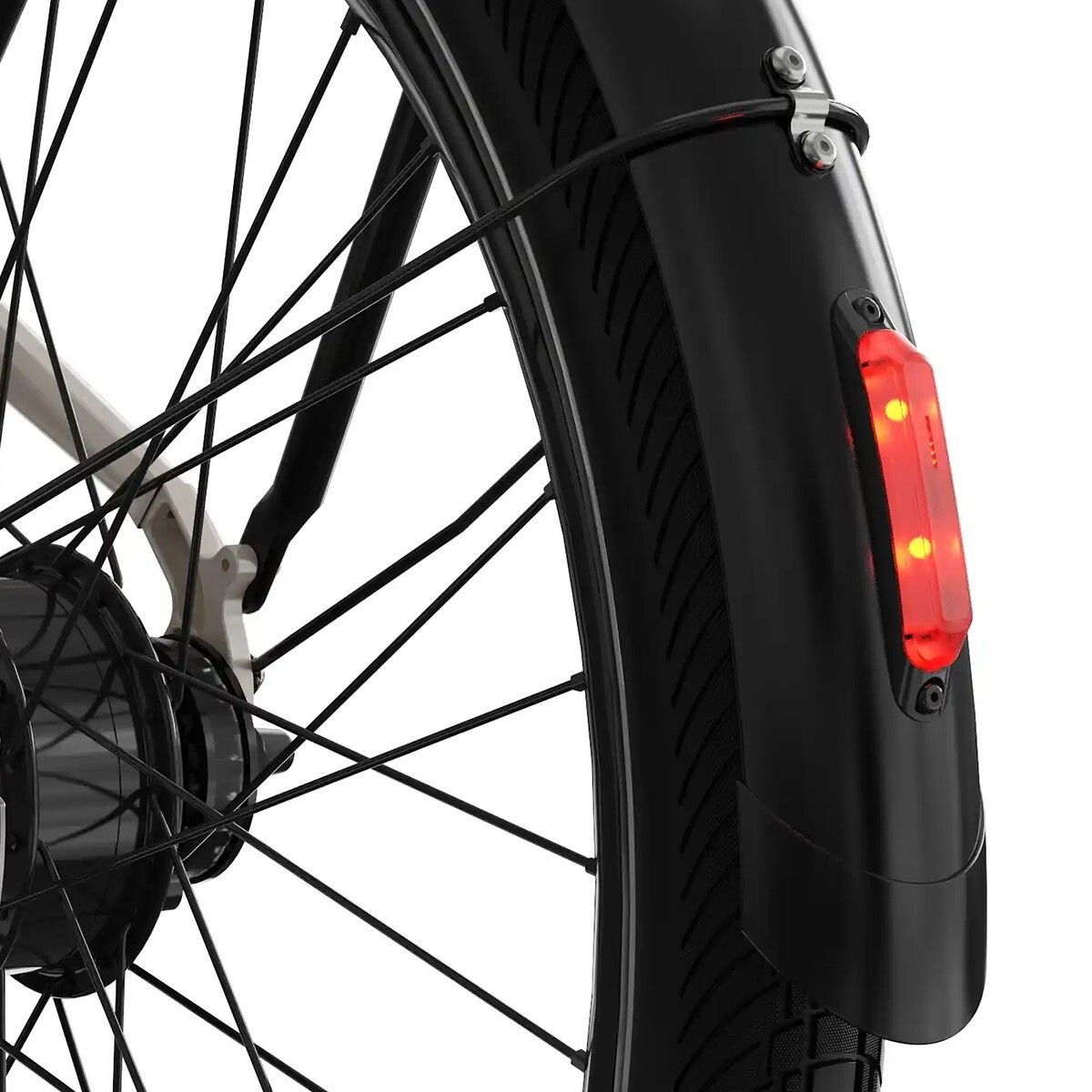 Fanale posteriore su un parafango nero. Luce rossa. Pneumatico nero e raggi sullo sfondo.