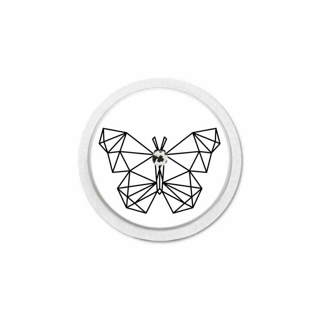 Adesivo rotondo con un disegno geometrico di farfalla. Linee nere su sfondo bianco, circondato da un cerchio bianco.