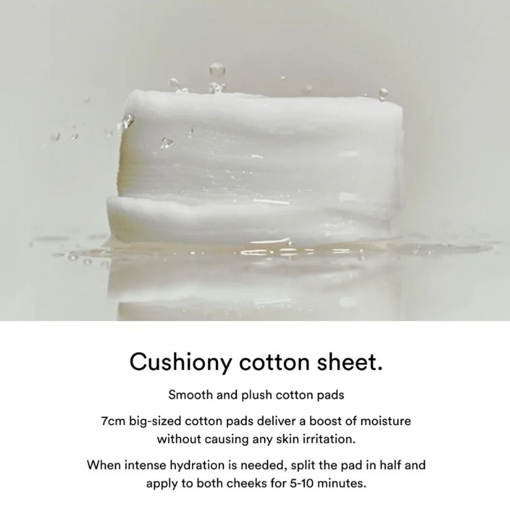Pad di cotone bianco quadrato, circondato dall'acqua. Testo: "Cushiony cotton sheet".