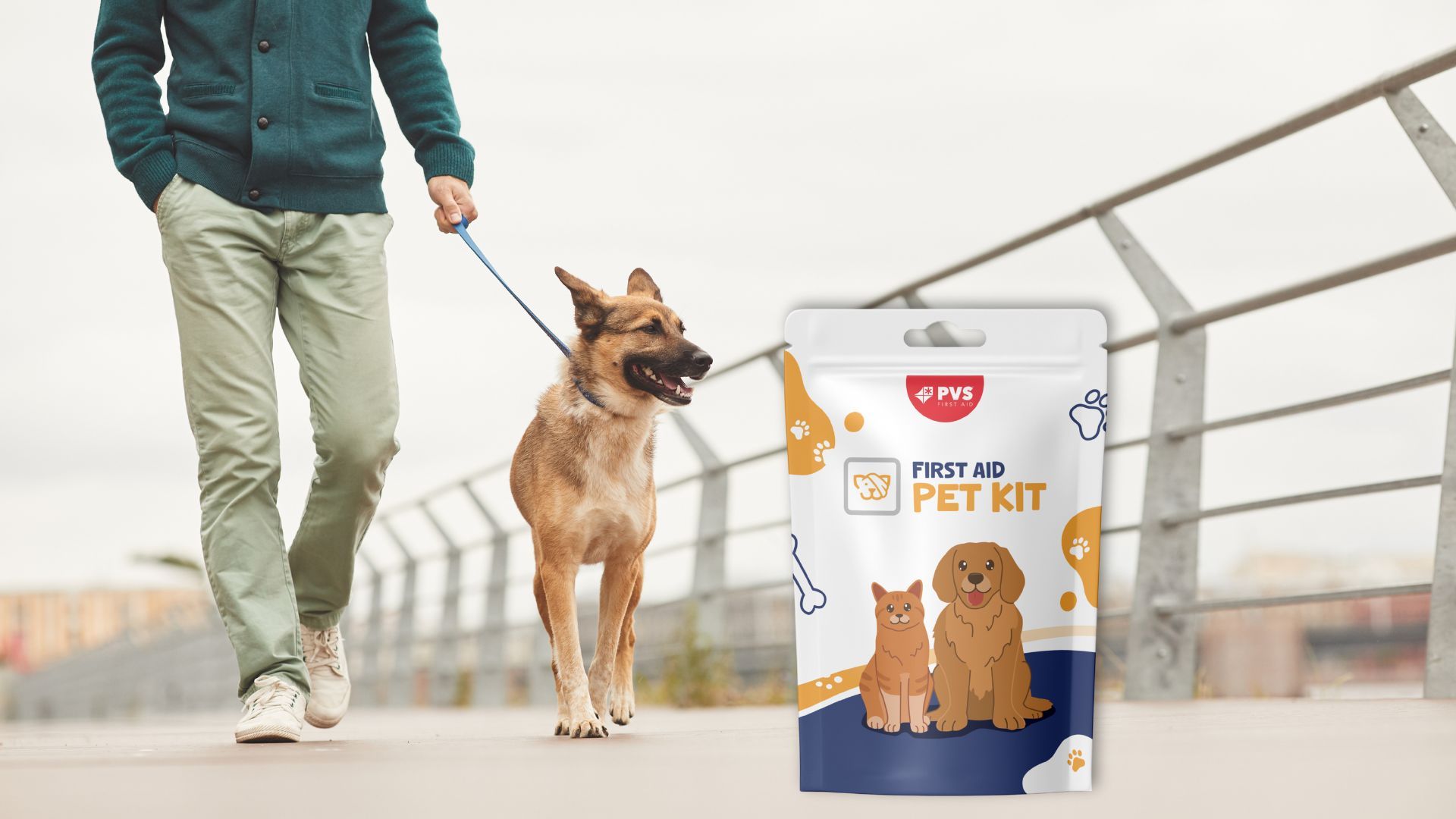 Persona che cammina con un cane al guinzaglio, accanto al kit di pronto soccorso PVS per animali. Busta bianca.
