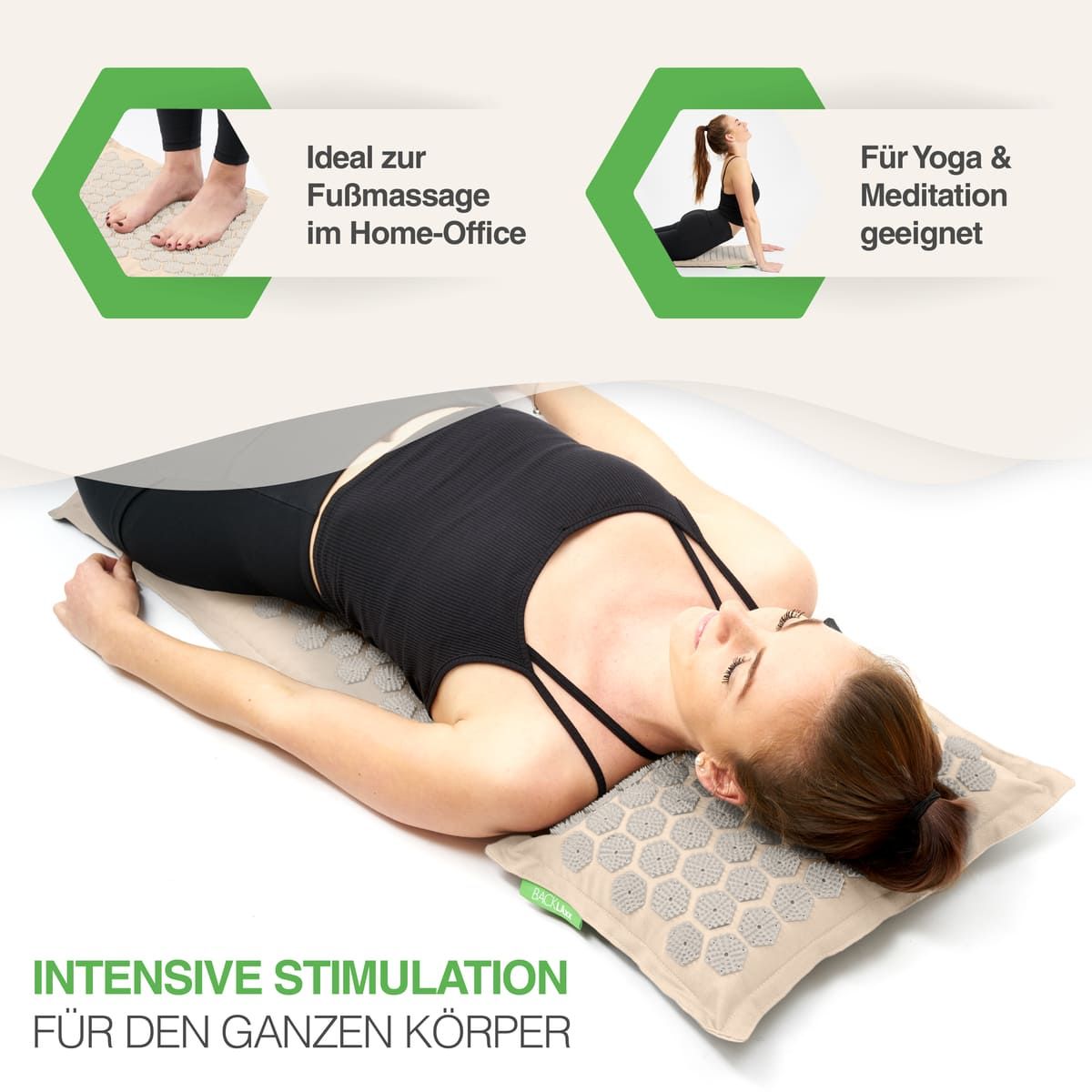 Donna sdraiata su tappetino e cuscino per digitopressione. Testo: Ideale per il massaggio plantare a casa. Adatto per yoga e meditazione. Stimolazione intensa.
