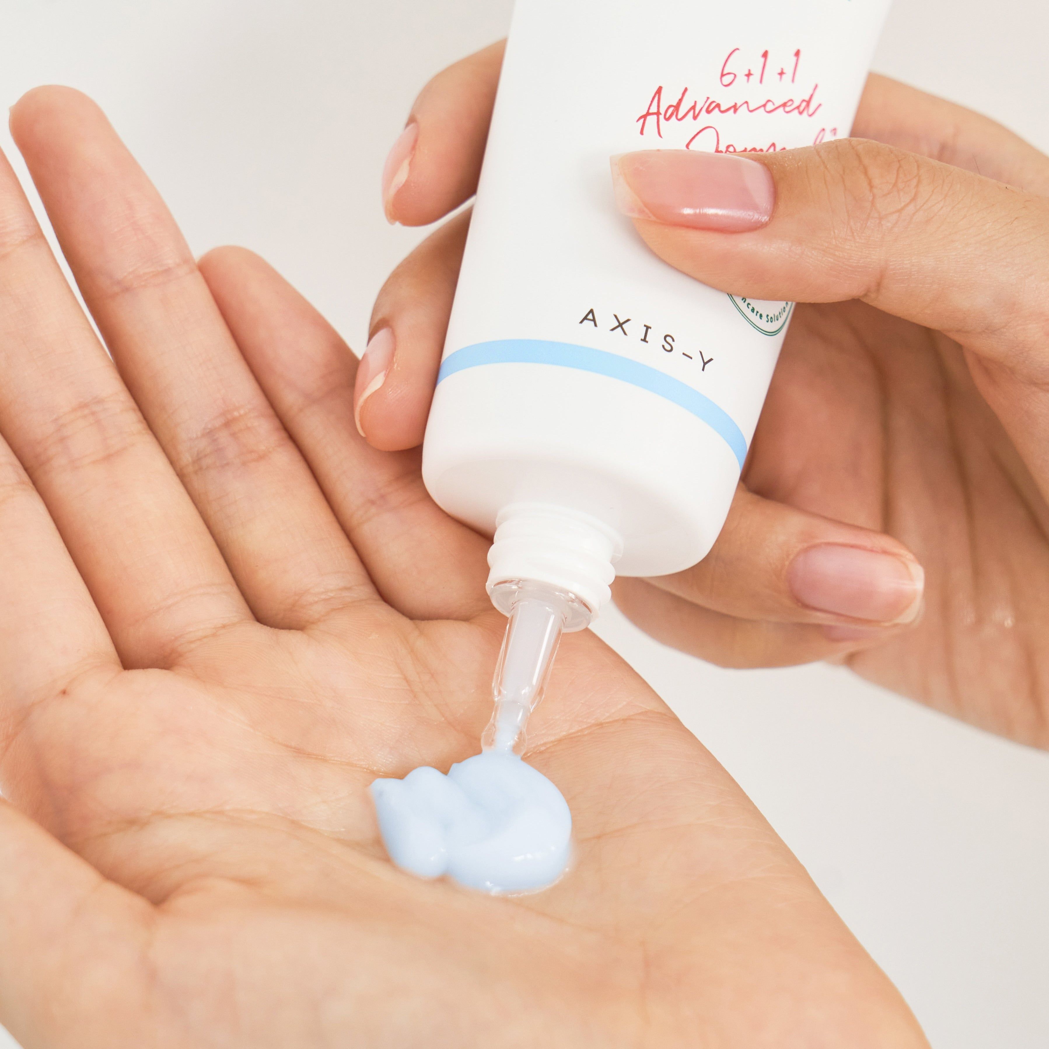 Mano che tiene tubo 'Heartleaf My Type Calming Cream'. Crema spremuta sulla mano.