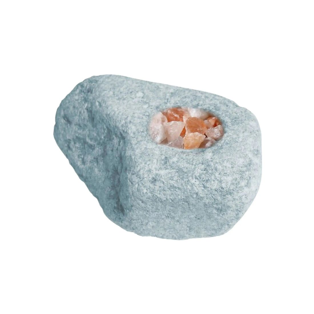 Pietra per sauna grigia con foro, riempita con pezzi di sale rosa. Su sfondo bianco.