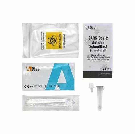 Componenti del test antigenico AllTest SARS-CoV-2: cassetta, tampone, tampone di estrazione, foglietto illustrativo e sacchetto di biosicurezza. Marchio CE.
