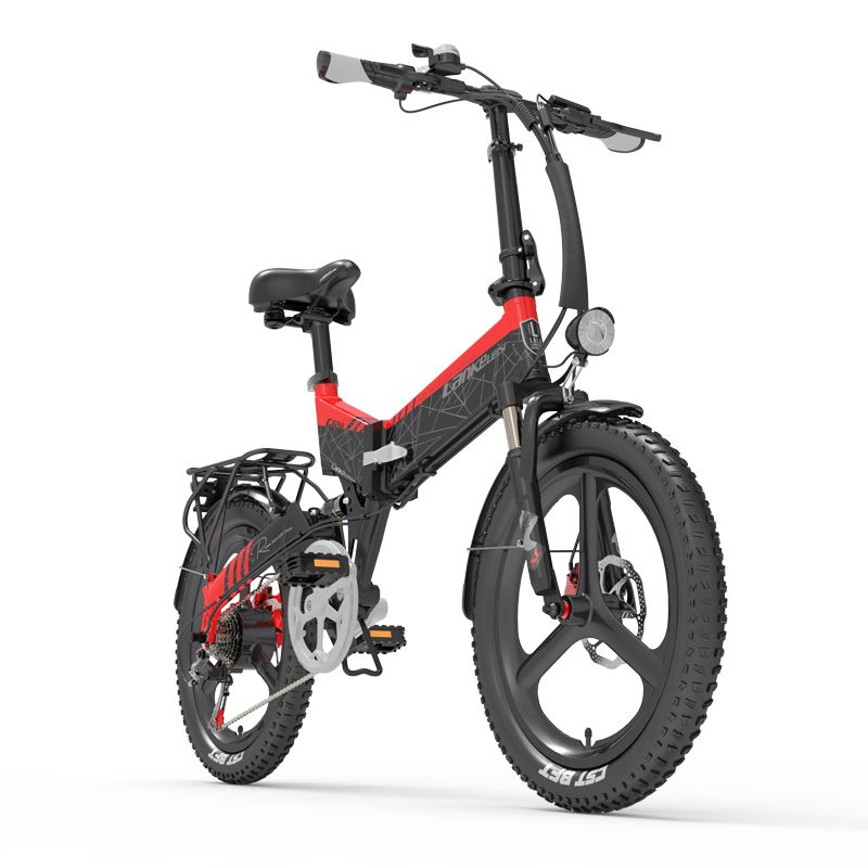 E-bike rossa e nera, con portapacchi e pneumatici larghi. Faro anteriore e manubrio con comandi.