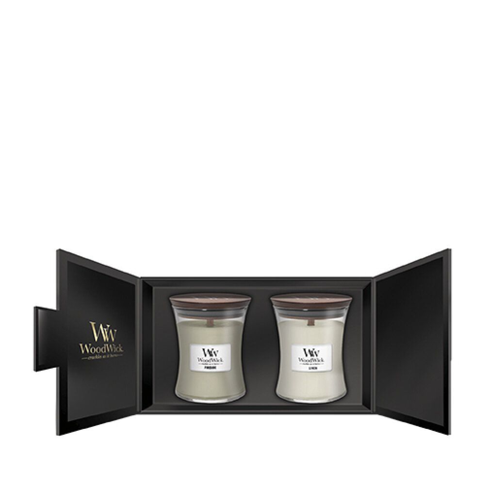 Confezione regalo con due candele. Coperchi marroni, etichette bianche. Scatola nera con logo, aperta.