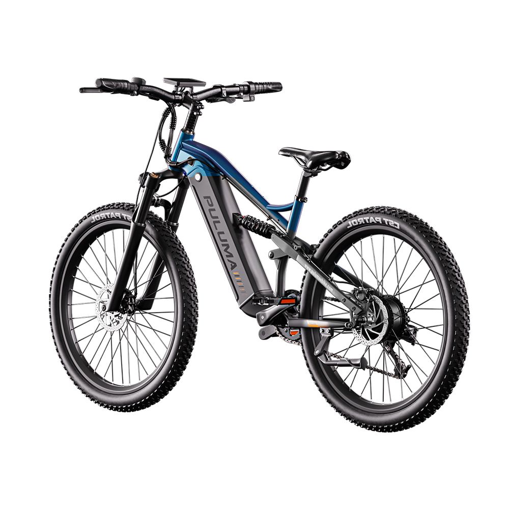 E-bike blu e nero. Marchio PULUMA, pneumatici larghi, sospensioni, freni a disco.