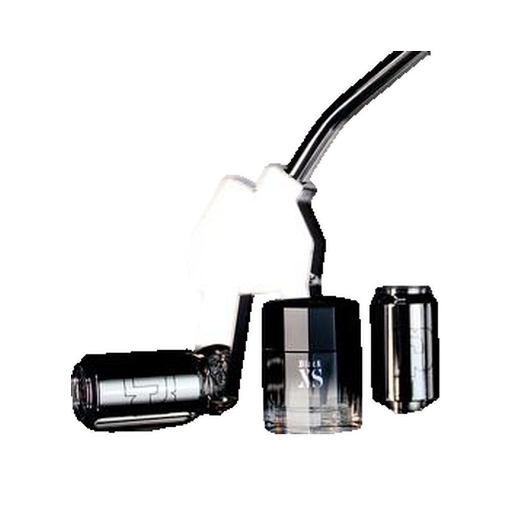 Tre flaconi. Flacone nero con scritta Black XS. Flacone argentato. Flacone nero.