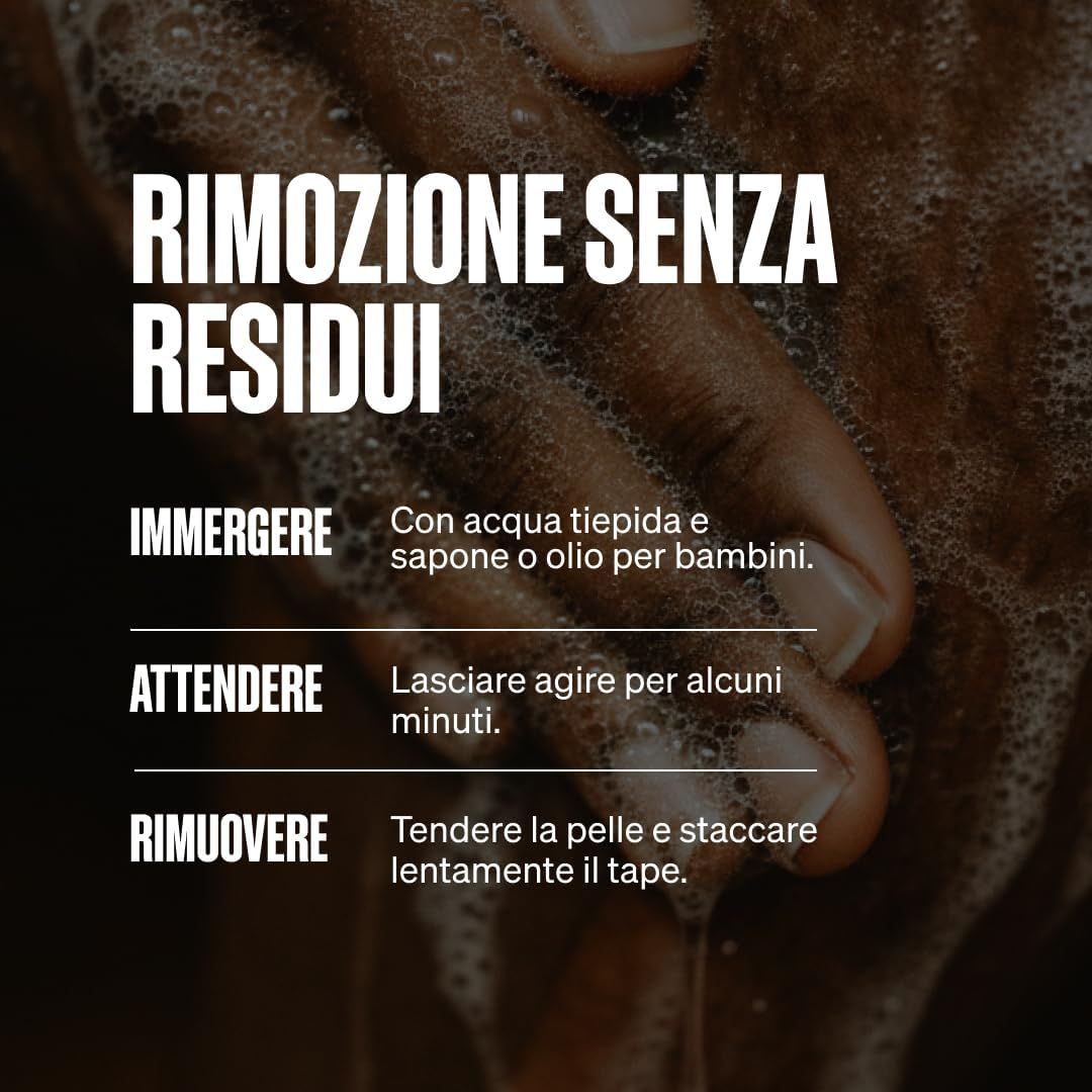 Mani lavate con acqua saponata per rimuovere il tape kinesiologico. Testo: "Rimozione senza residui".