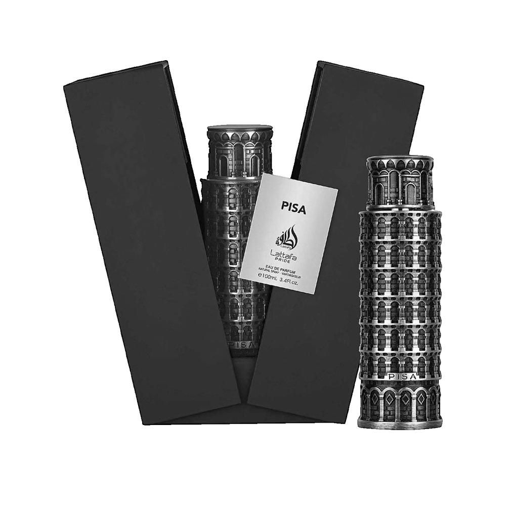 Flacone di profumo a forma di Torre di Pisa, in confezione nera. Etichetta con scritta: PISA, Lattafa.