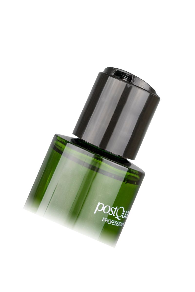 Flacone in vetro verde con tappo nero. Scritta: Postquam Professional. Olive Oil.