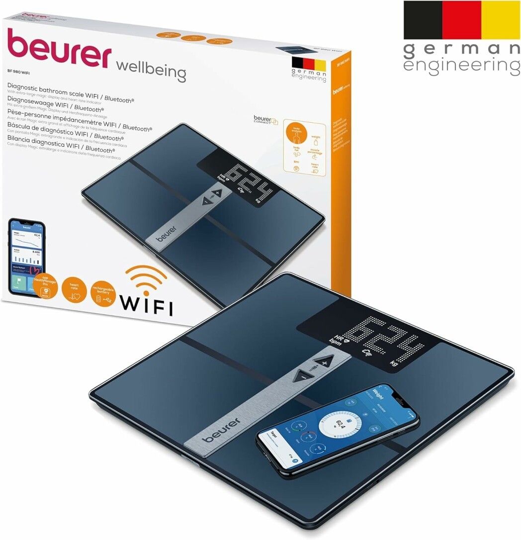 Bilancia Beurer BF 980. Superficie in vetro blu, display con peso. Confezione con nome e logo del prodotto. Smartphone con app.