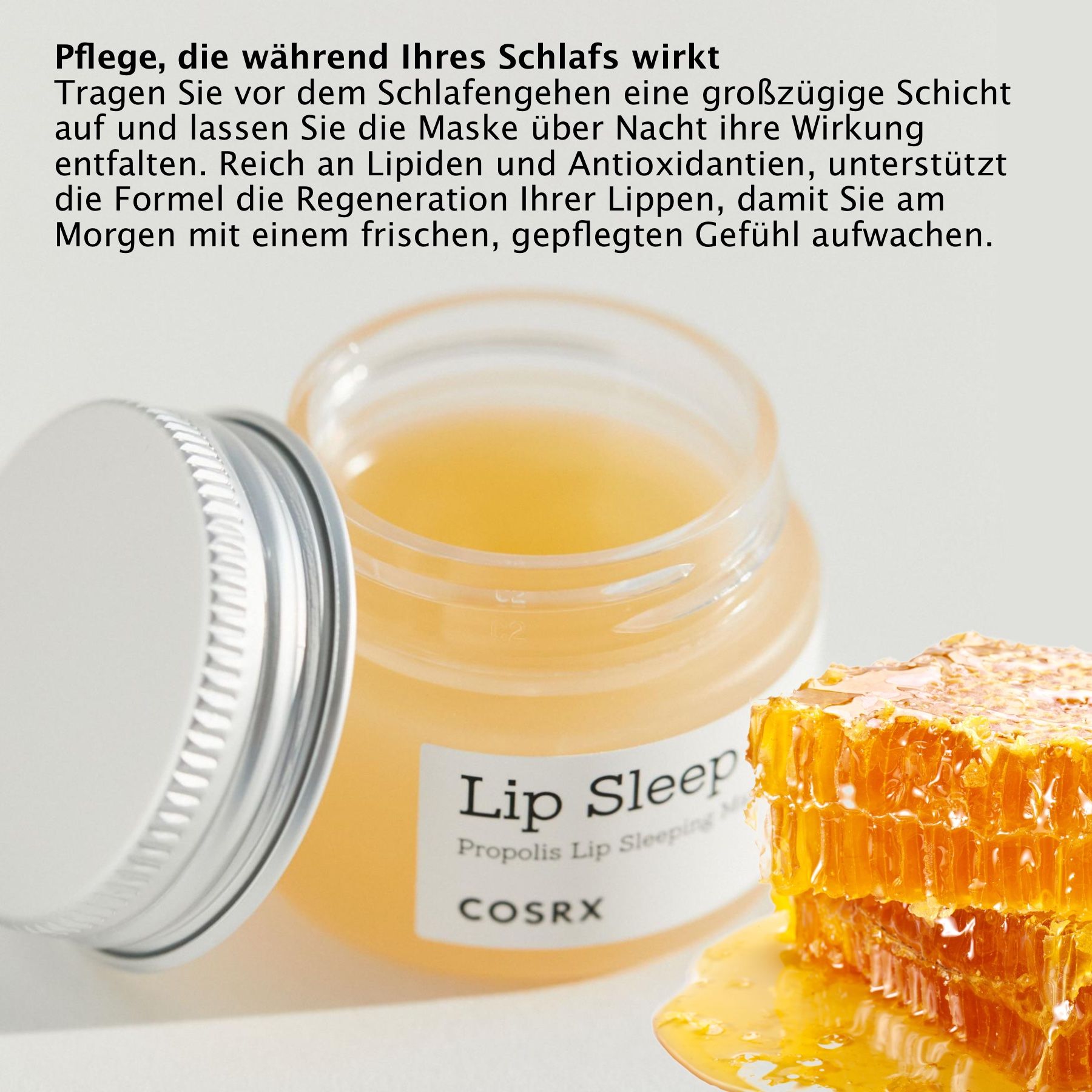 Vasetto di COSRX Lip Sleep Propolis Sleeping Mask. Crema gialla. Favo. Testo con nome e marchio. Coperchio aperto.