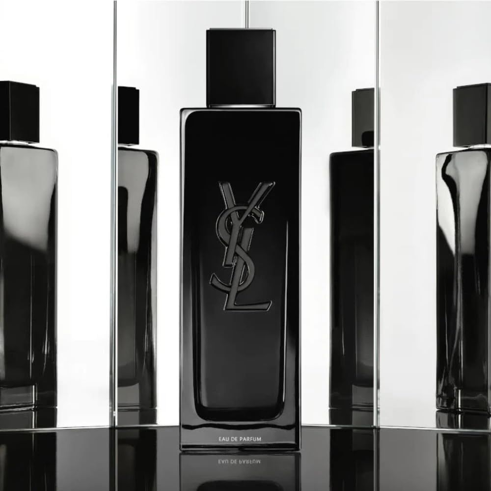 Flacone nero circondato da riflessi. Logo in rilievo. Scritta "EAU DE PARFUM".