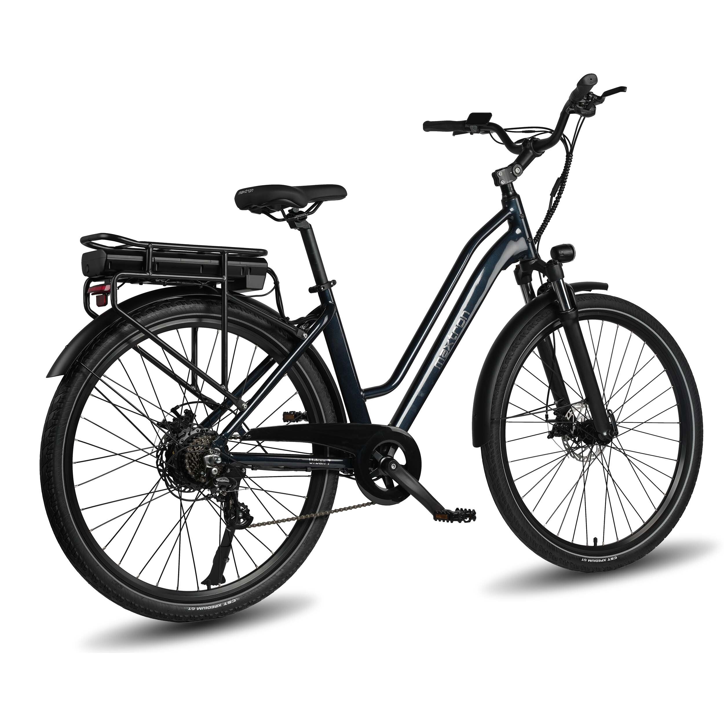E-bike nera con batteria, portapacchi, parafanghi e cambio a 7 velocità. Logo Maxtron sul telaio.