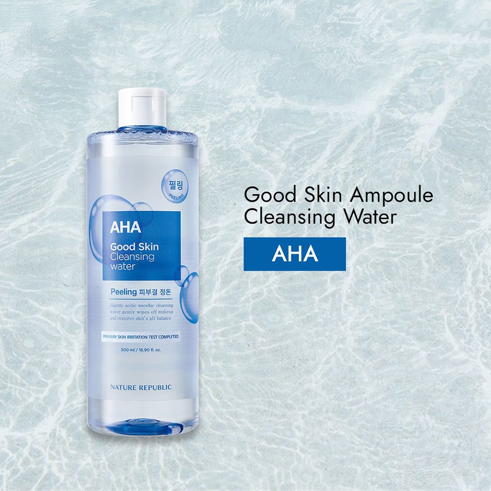 Flacone trasparente con etichetta blu. Scritta: AHA Good Skin Ampoule Cleansing Water. Marchio: NATURE REPUBLIC. Sfondo: texture acqua.