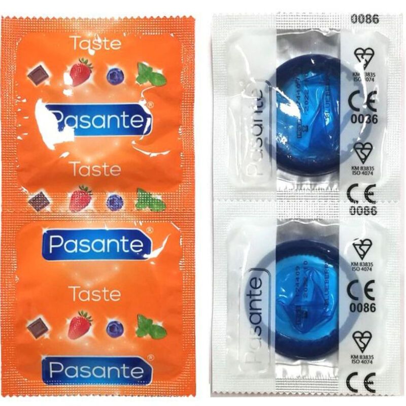 Due confezioni di preservativi Pasante Blueberry e due preservativi blu confezionati singolarmente.