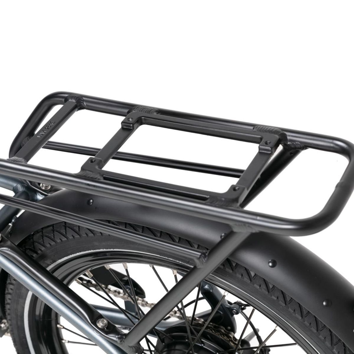 Portapacchi su una bicicletta. Colore nero. Vista posteriore.