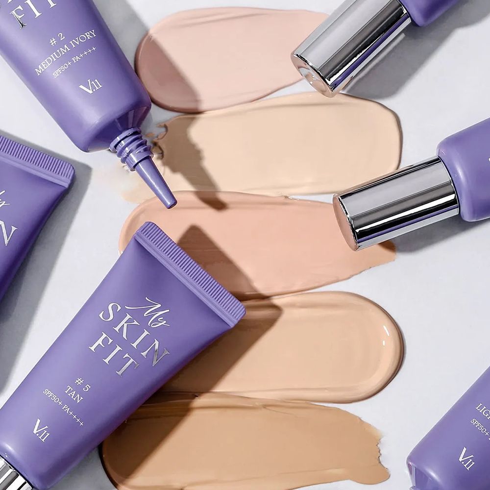 Diversi tubi di BB Cream lilla con campioni. Scritte: 'My Skin Fit #2 Medium Ivory', '#3 Tan', '#5 Tan'.