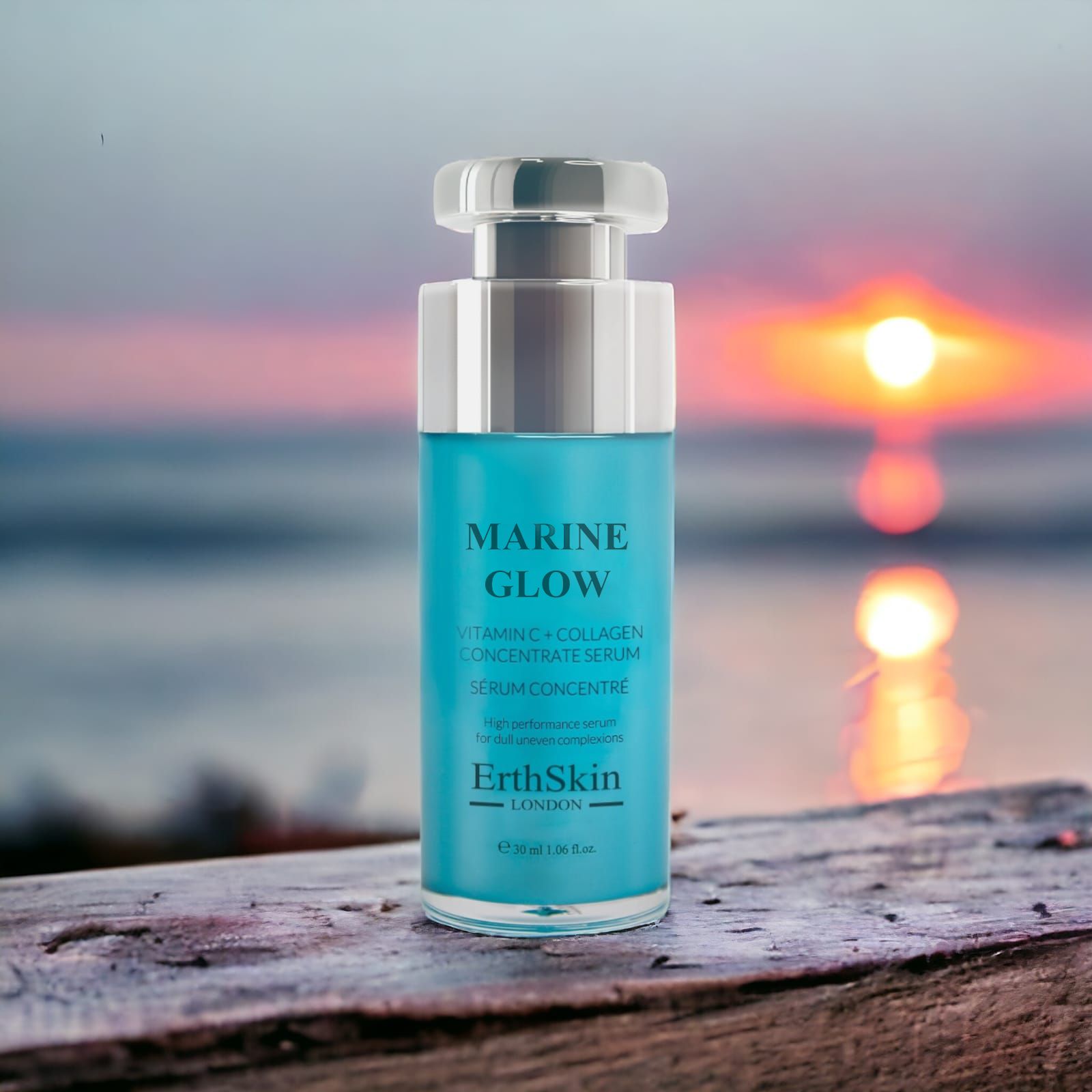 Flacone turchese con pompa argentata. Testo: Marine Glow, Siero concentrato Vitamina C + Collagene. Su legno, tramonto.