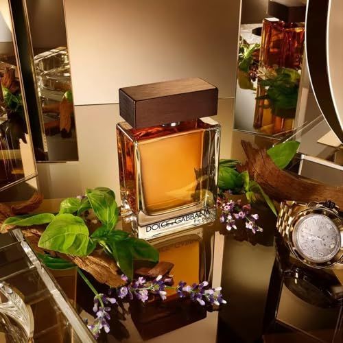 Flacone in vetro con tappo marrone, circondato da specchi e decorazioni. Scritta: Dolce & Gabbana, The One.