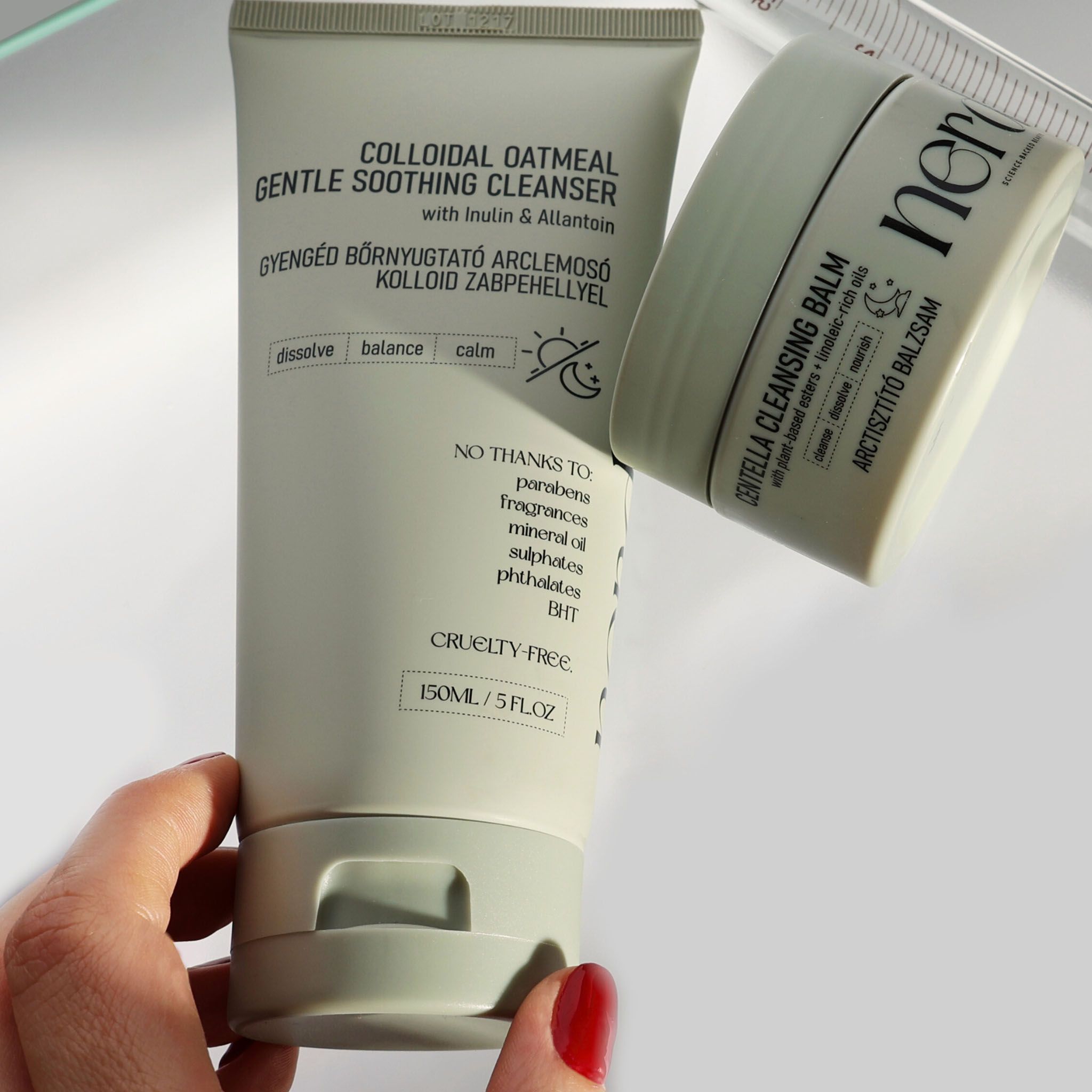 Tubo di crema con SPF 50.