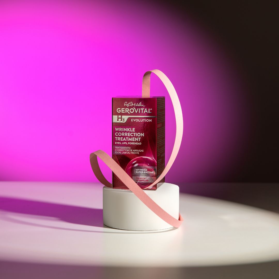Confezione Gerovital su piedistallo. Correzione rughe. H3 Evolution. Fiocco rosa. Piedistallo bianco.
